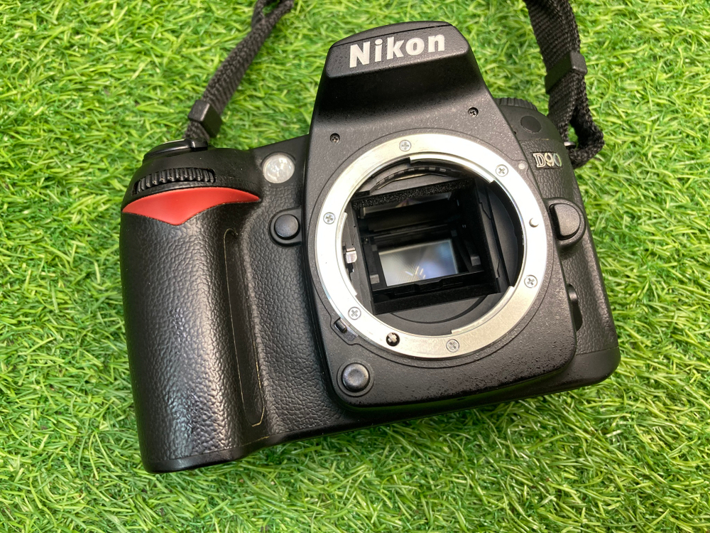 Nikon D90 kit 18-55mm 3.5-5.6G VR 14.500 кадров
