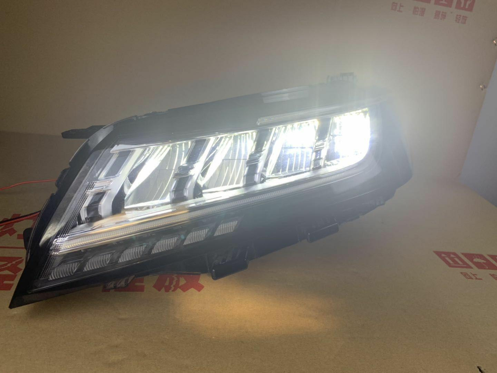Оригинальная LED фара на Roewe RX5 (правая/левая), повышенная комплектация