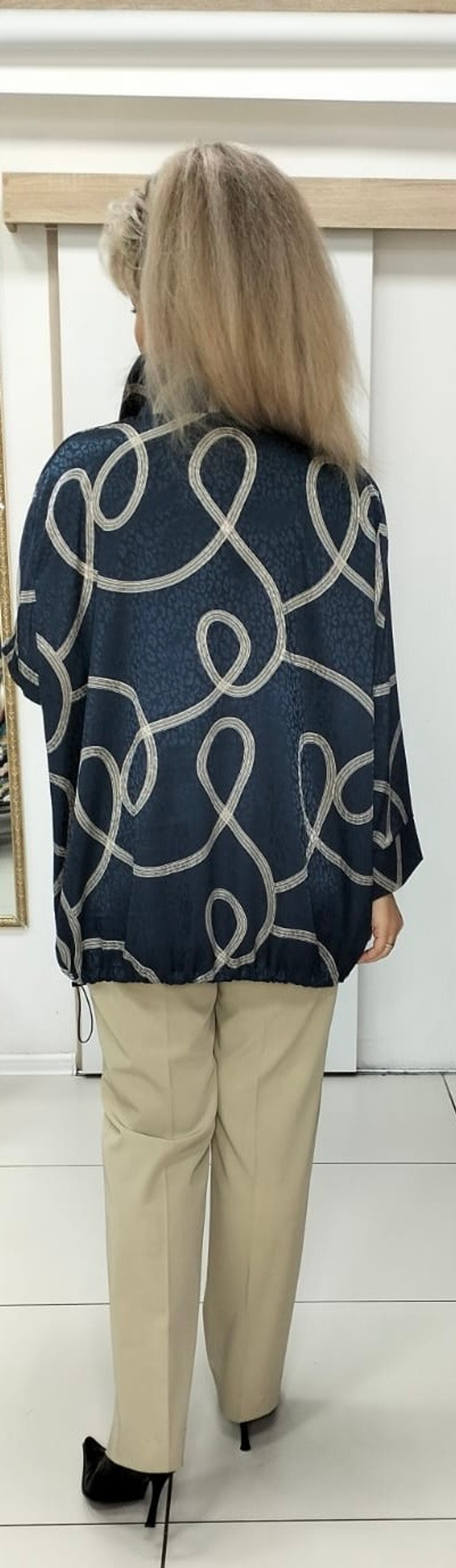 Блузон-туника в синем цвете с бежевым принтом и кулиской