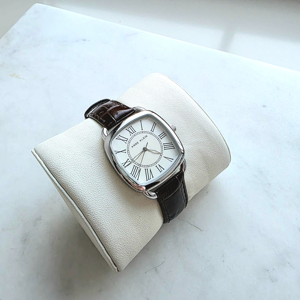 Часы Anne Klein на кожаном ремешке