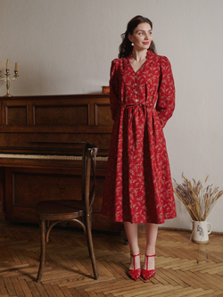 Платье с воротником стойкой