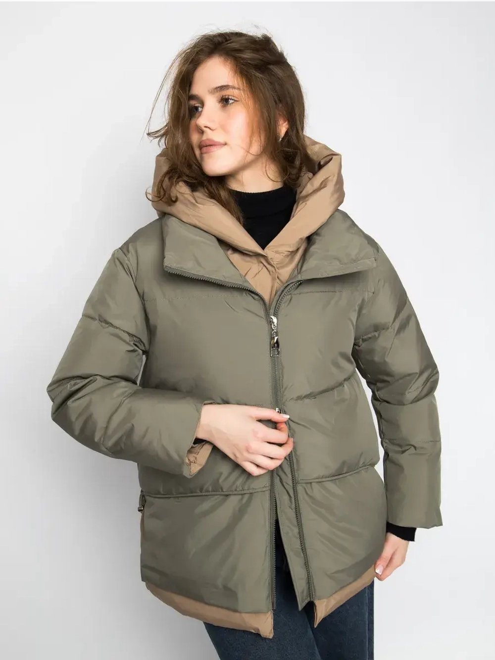 Короткая куртка утепленная с капюшоном