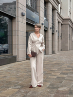 Костюм приталенного силуэта со спущенным рукавом