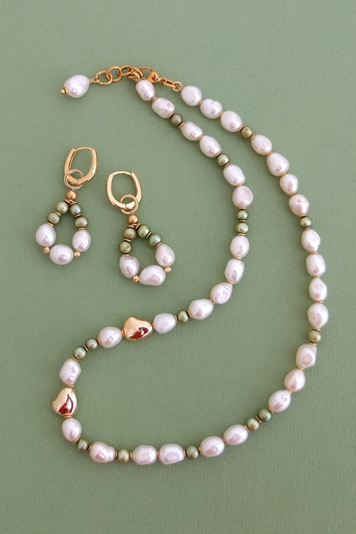 Чокер с зелёным и белым жемчугом