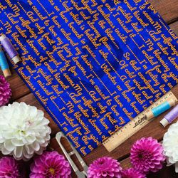 Ткань флис оранжевая английская поэзия на синем фоне