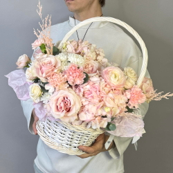 «Органза» корзина с французскими розами, гортензией, диантусами