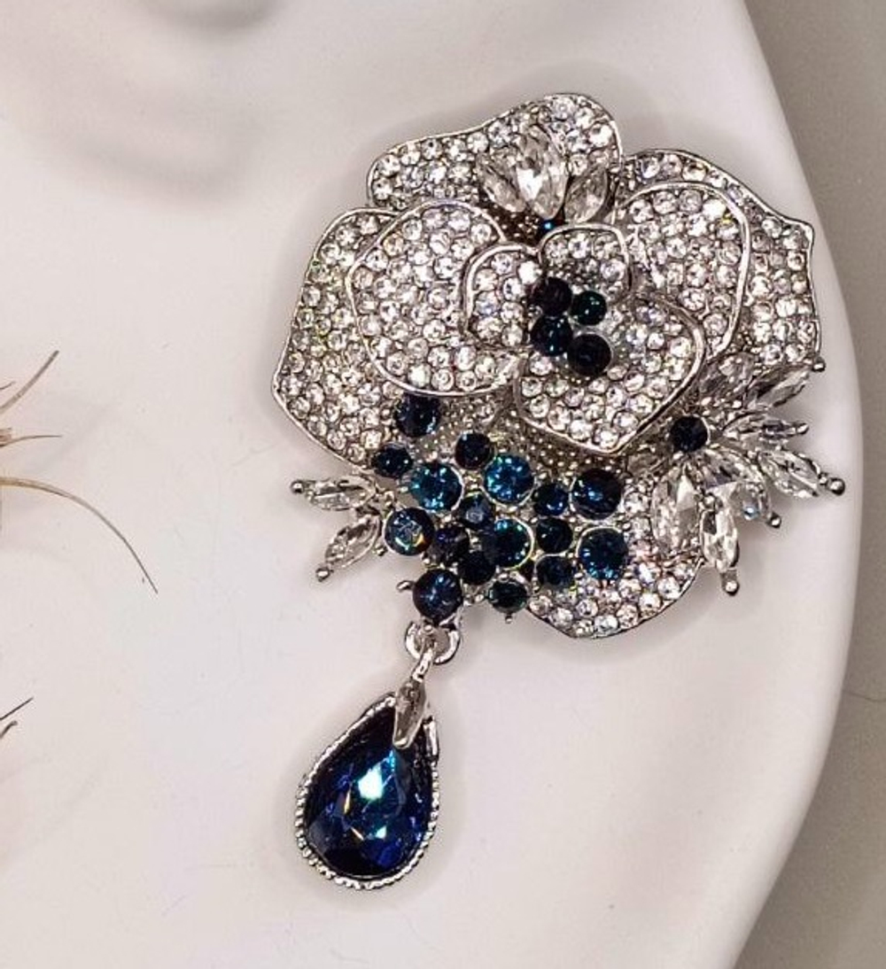 Брошь 3D "Роза" с горным хрусталем и фианитами.