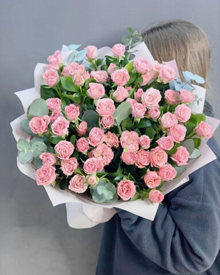 Букет из 11 кустовых пионовидных роз сорта "Madam Bombastic" с эвкалиптом