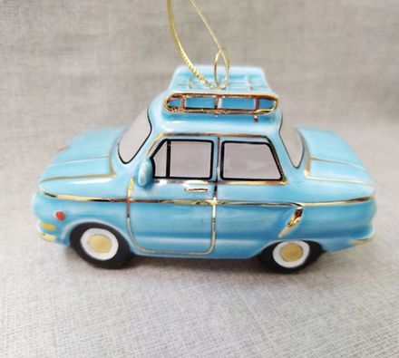 Фарфоровая ёлочная игрушка Запорожец Ушастый с багажником