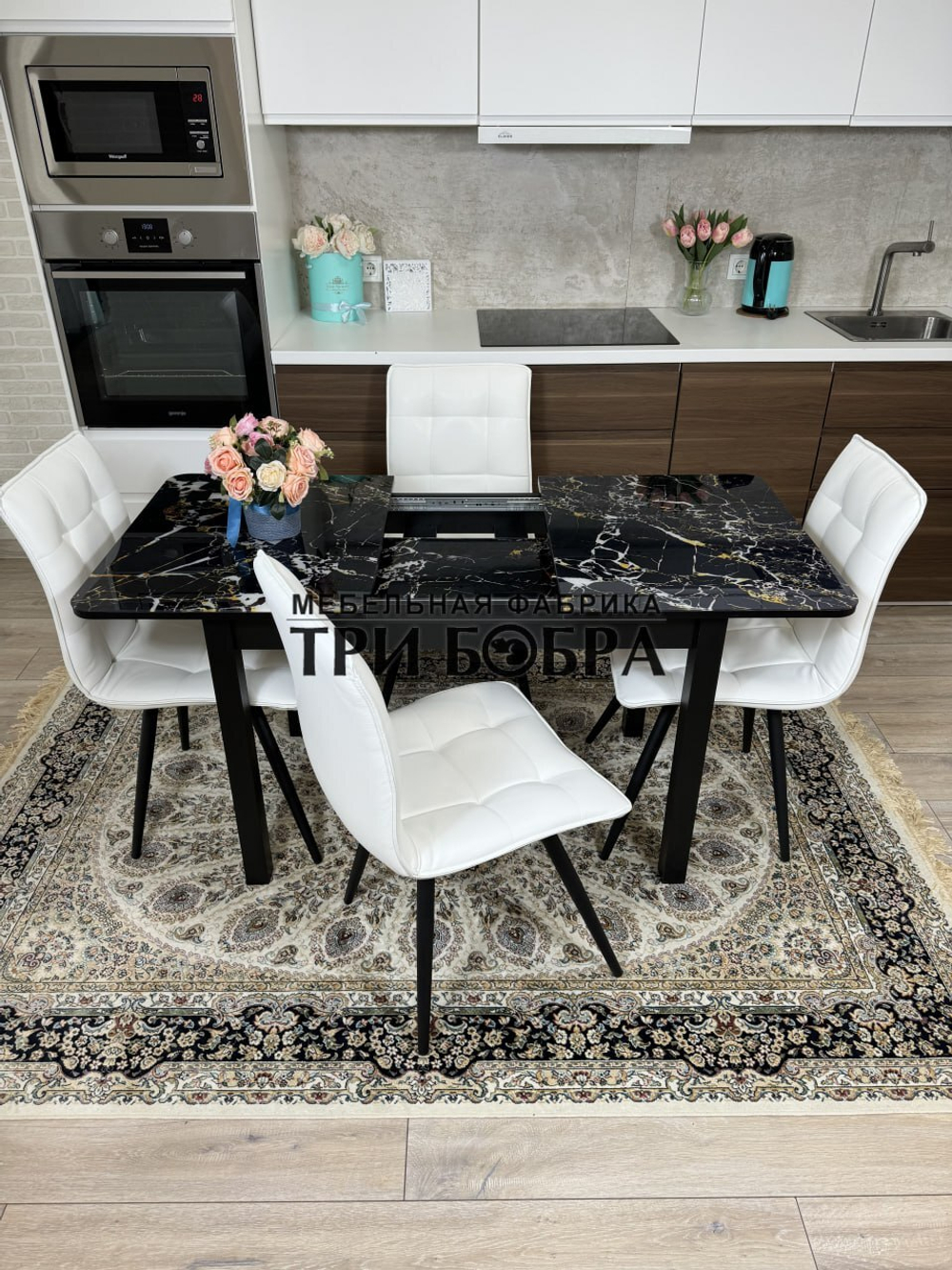 Стеклянный раздвижной стол "Черный мрамор" и стулья "ГУЧИ" белый