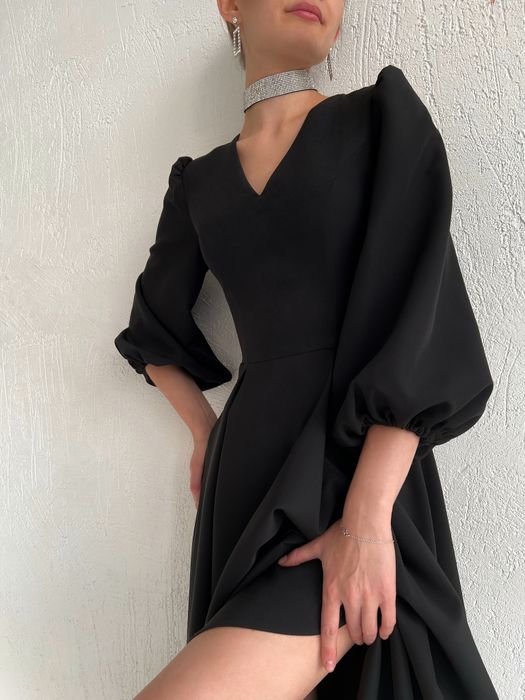 Нарядное платье миди с объемными рукавами (черный)