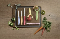 Victorinox - Овощечистка Swiss Classic с вертикальными зубцами, светло-оранжевая / артикул   7.6075.92  / GTIN 7613329141779