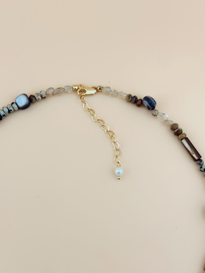 Колье с разными камнями