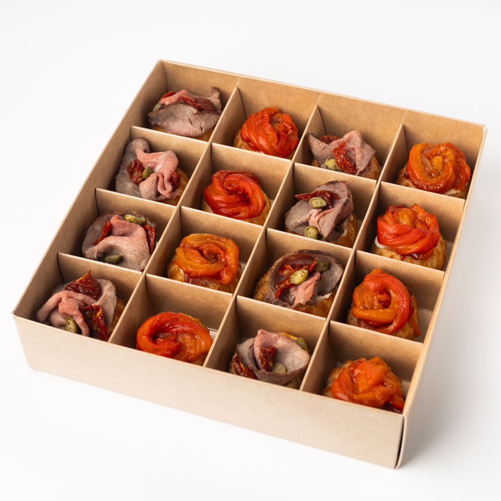 Бокс профитролей с ростбифом и запечённым перцем