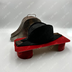 Английская двууголка (bicorn) в металлическом кофре. Фетр, кожа, ткань, бахрома. Великобритания. XIX