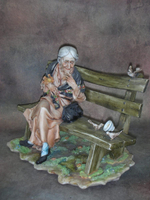 Статуэтка. Фарфор. Старушка, кормящая голубей. Capodimonte. Италия