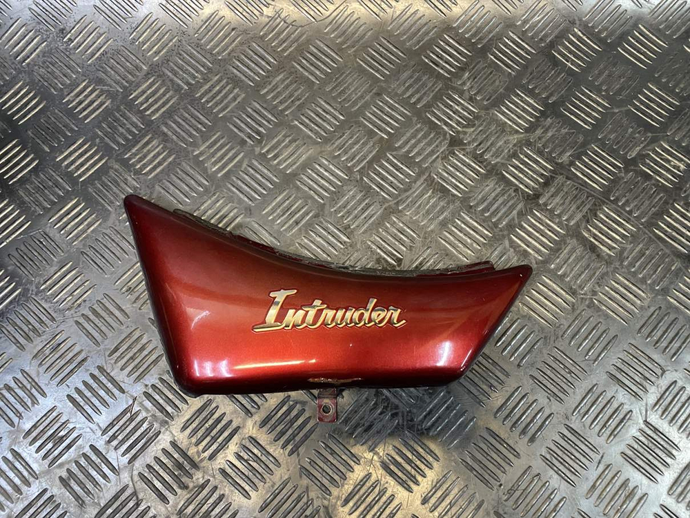 Крышка боковая левая Suzuki Intruder VS750 VR51A