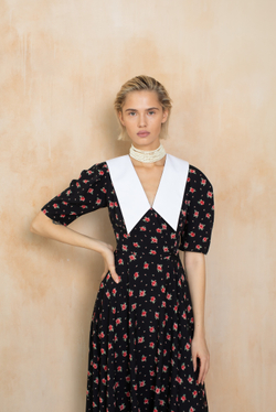 Платье с белым воротником