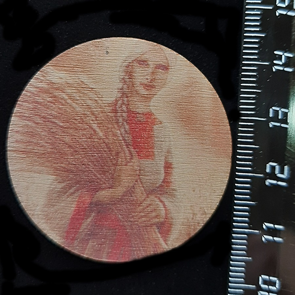 Кулон-брелок с изображением славянской богини Макошь. Материал дерево. Диаметр 4см. Толщина 3мм