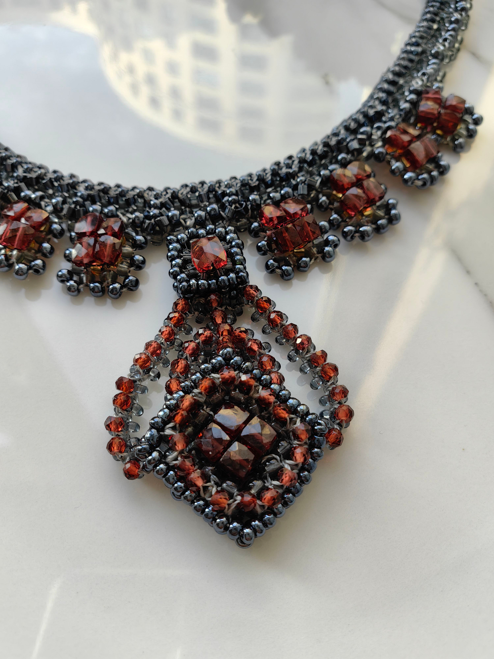 Колье "Лира" ручной работы из бисера с камнем гранат (гессонит)