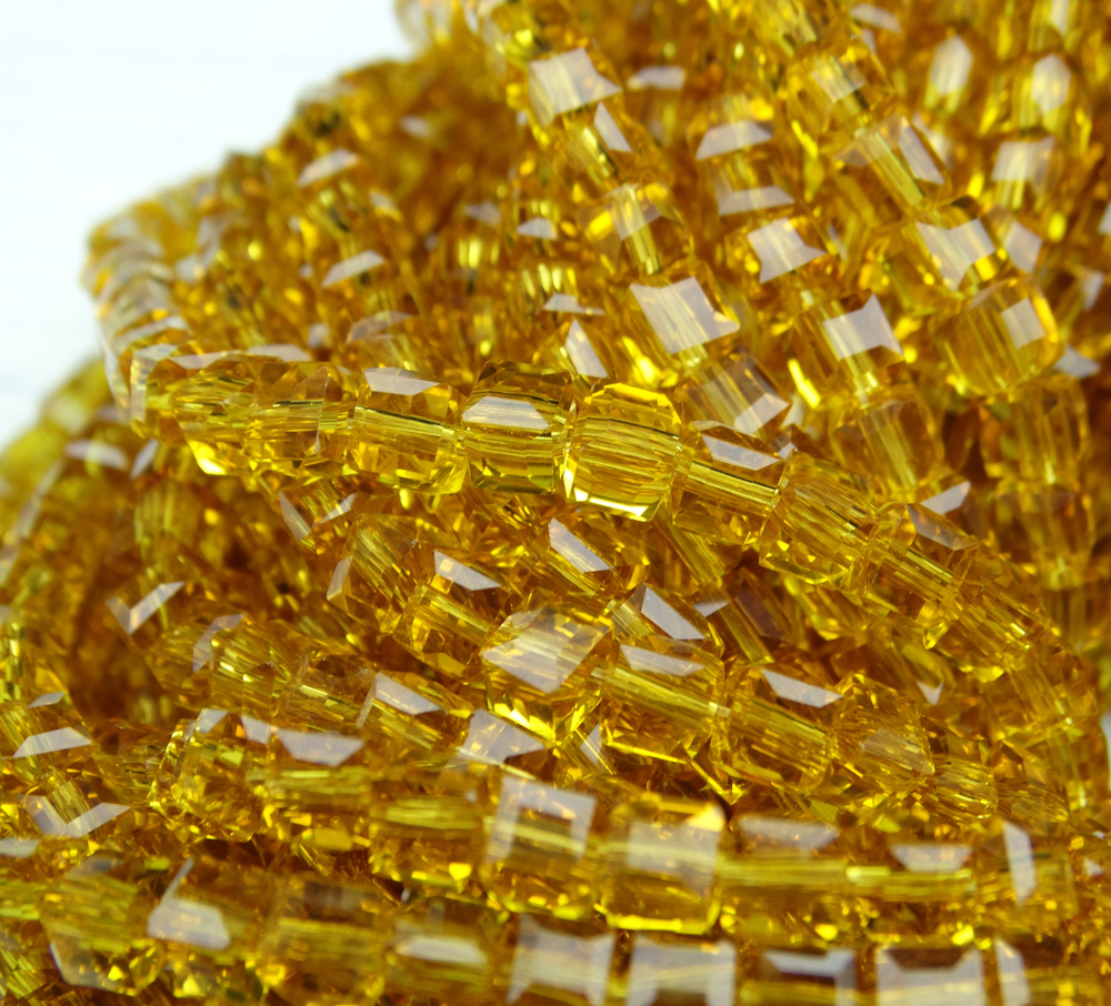 БВ005НН3 Хрустальные бусины квадратные, цвет: янтарный, размер 3 мм, кол-во: 63-65 шт.