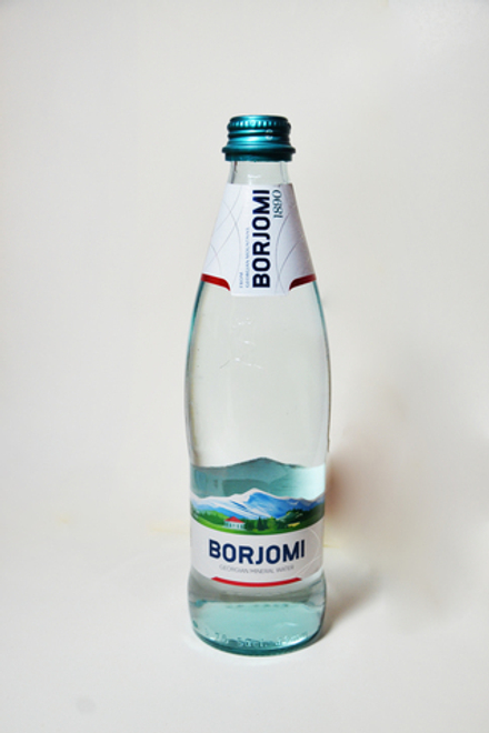 Вода минеральная Borjomi газированная, стеклянная бутылка 0,5 л.