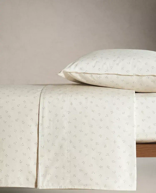 ZARA HOME ДЕТСКАЯ ПРОСТЫНЯ С ЦВЕТОЧНЫМ ПРИНТОМ, СИНИЙ