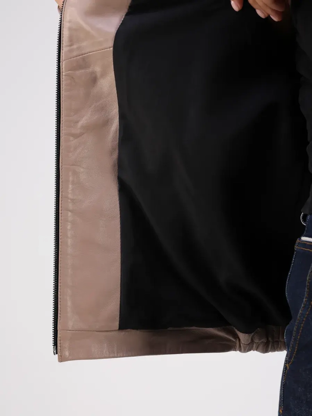 Кожаная куртка демисезонная с капюшоном короткая