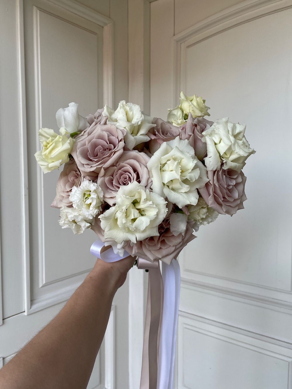 Свадебный букет из одноголовых роз, лизиантуса и латируса