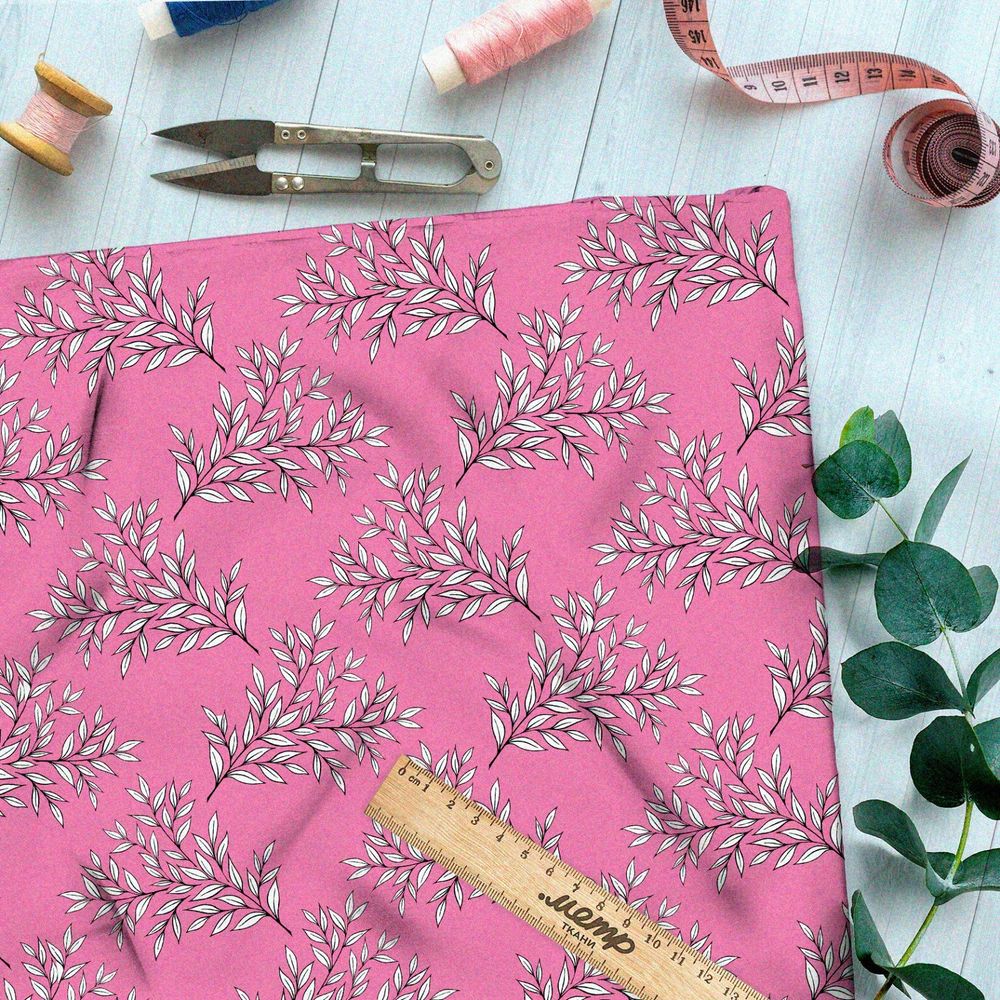 Ткань атлас эскизы белых листьев на розовом фоне