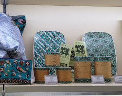 Кружка малая фарфоровая без ручки с берестой. Коллекция Изразец Коломенское. Цветы.