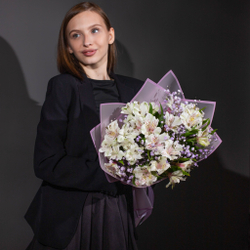 Букет Белых Альстромерии с сиреневой гипсофилой