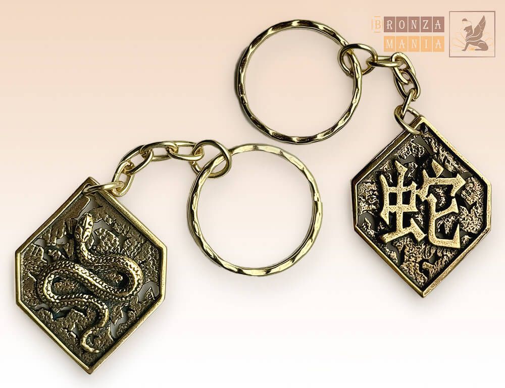 брелок Змея с иероглифом (ромб)