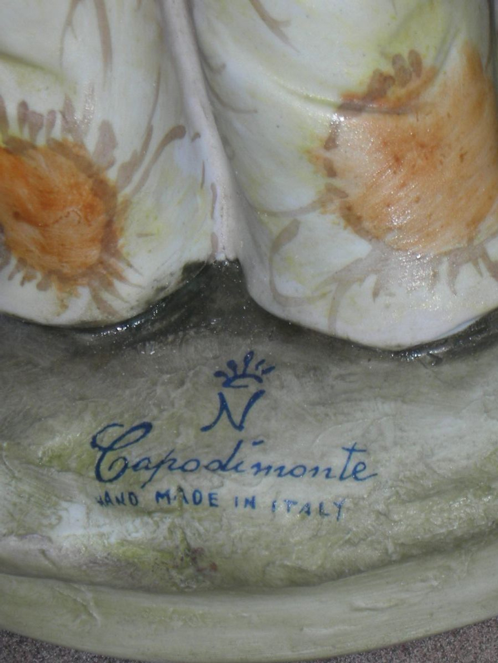 Статуэтка. Фарфор. Клоун с домброй. Capodimonte. Италия