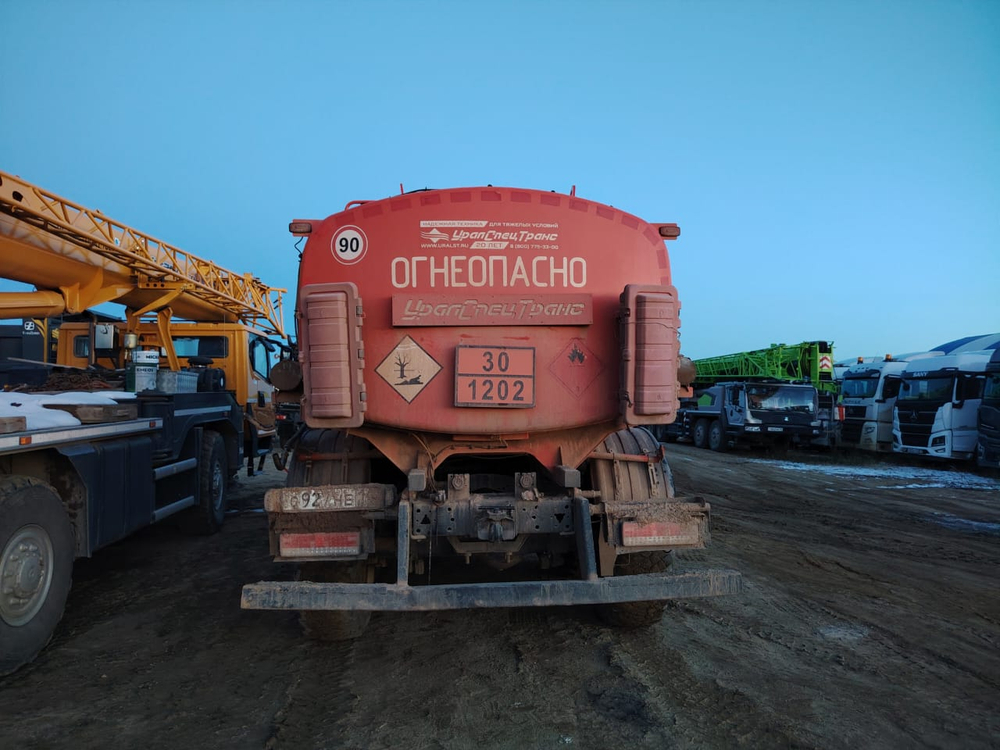 УралСпецТранс 5453* на шасси КамАЗ 43118 6x6 Автотопливозаправщик 5453Z1-100 (Дизельный, 11,8 л, 301