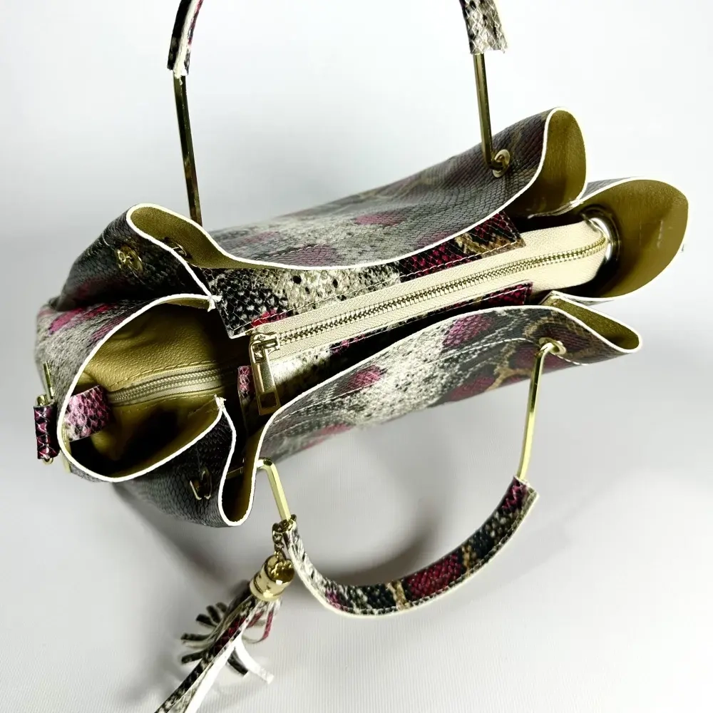 Женская розово-коричневая сумка из натуральной кожи с тиснением питон