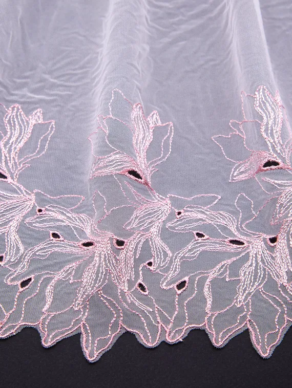 05-101 Вышивка на неэл. сетке 25 см, айвори/лотос (левая)