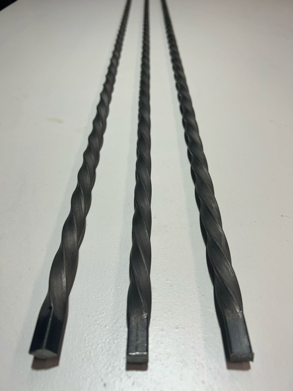 Кованый элемент балясина,торсион 1000мм, витой квадрат полнотелый 10х10мм