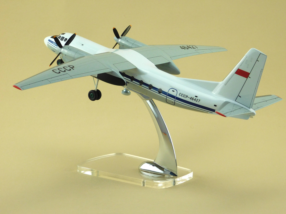 Модель самолета Ан-24 (М1:72, Аэрофлот СССР-46427, с шасси)