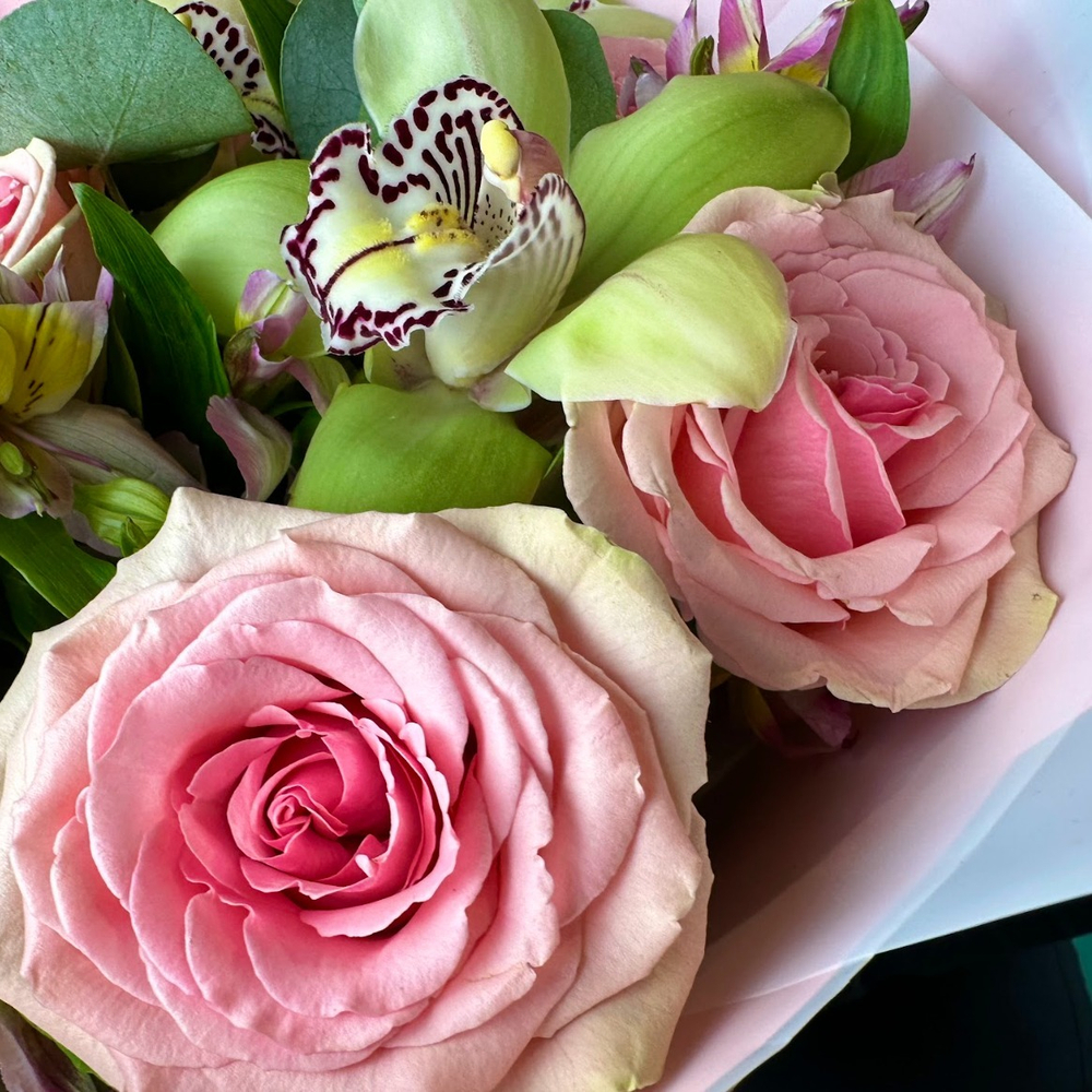 букет цветов с розовыми орхидеями купить онлайн в москве