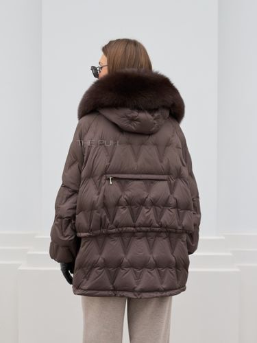 Тонкий шоколадный пуховик с кулиской и меховым капюшоном