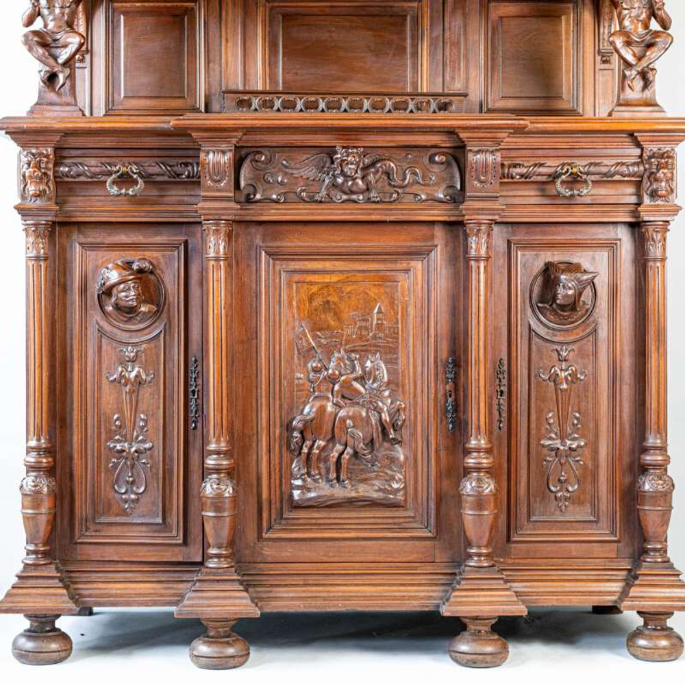 Буфет с рыцарской тематикой в стиле Генриха II