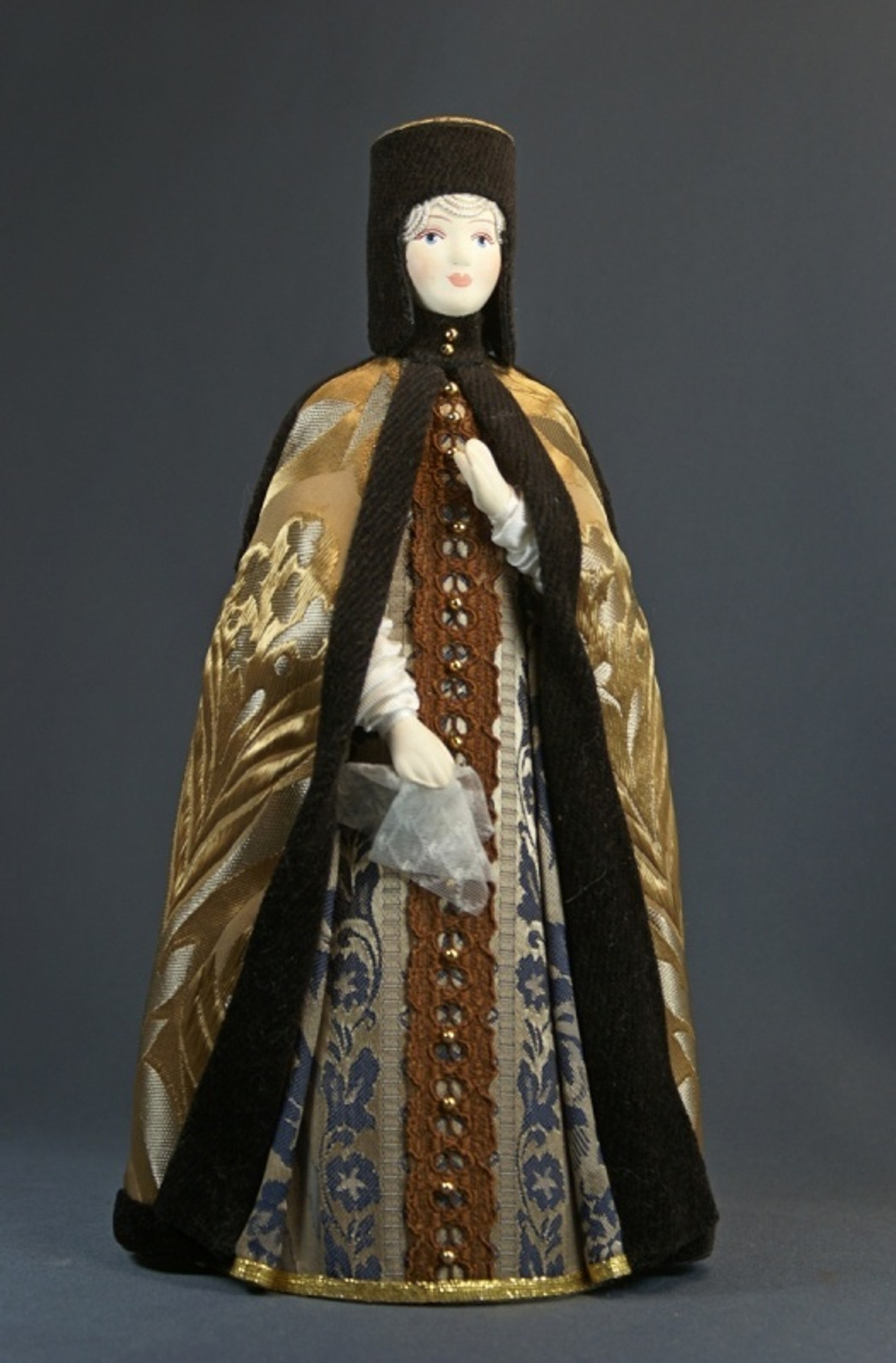 Кукла коллекционная фарфоровая в ездовом костюме царицы.