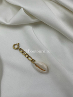 Подвеска золотистая на карабине с белой ракушкой