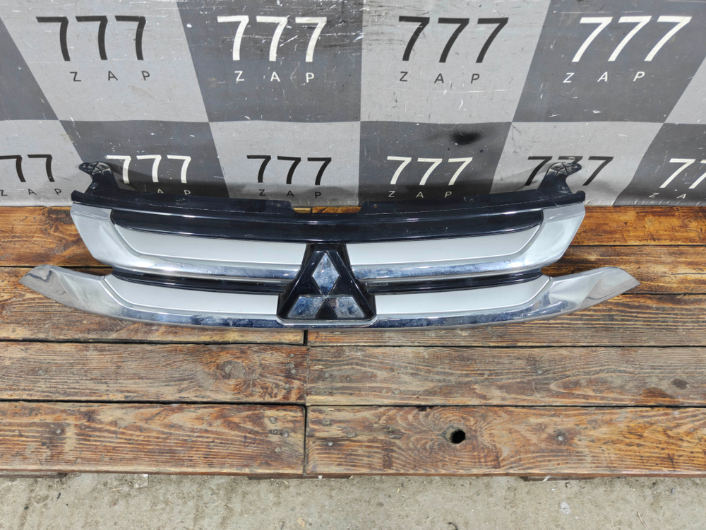 Решетка радиатора Mitsubishi Outlander 3 15-18 Б/У Оригинал 7450A967
