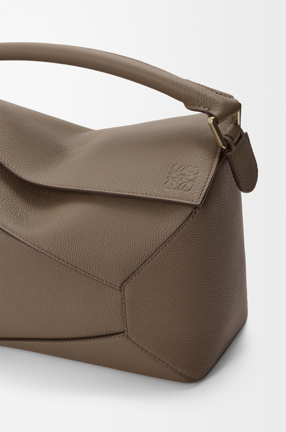 Loewe Сумка среднего размера Puzzle Edge из мягкой зернистой телячьей кожи, серо-коричневый
