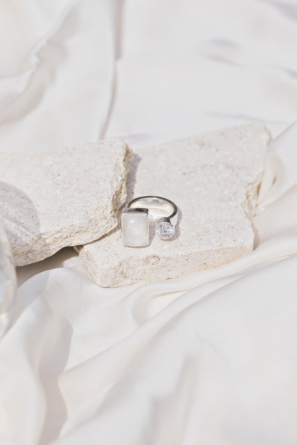 Кольцо «Дуо» с прямоугольным лунным камнем и белым топазом