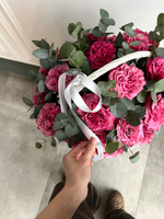 предзаказ - цветочная корзина из роз Кантри и эвкалипта размер M