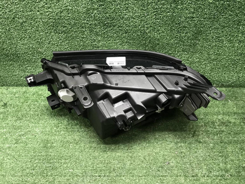 Фара правая Toyota Land Cruiser 300 (2021-н.в.) LED