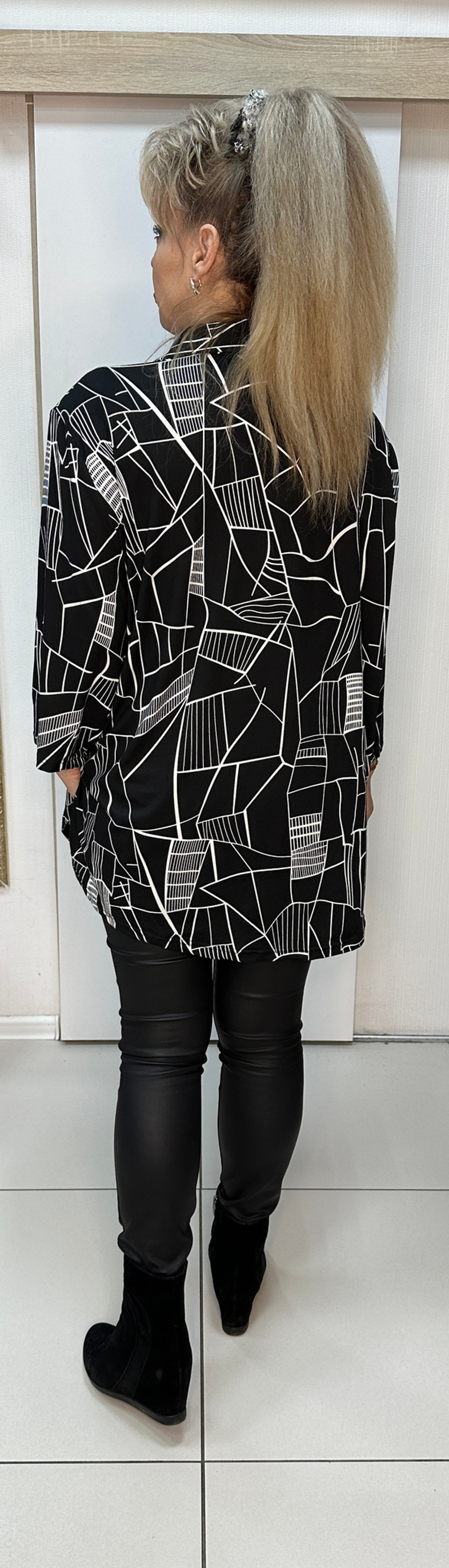 Рубашка-поло с черно-белым принтом